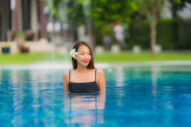 Portre genç asyalı kadın rahatla gülümseme açık yüzmek etrafında mutlu