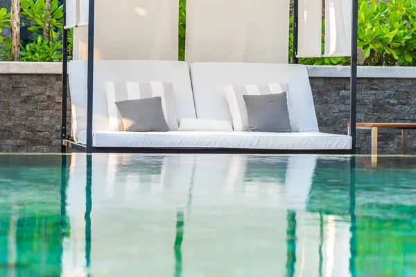 Piscina all'aperto con ombrellone lettino da queste parti — Foto Stock