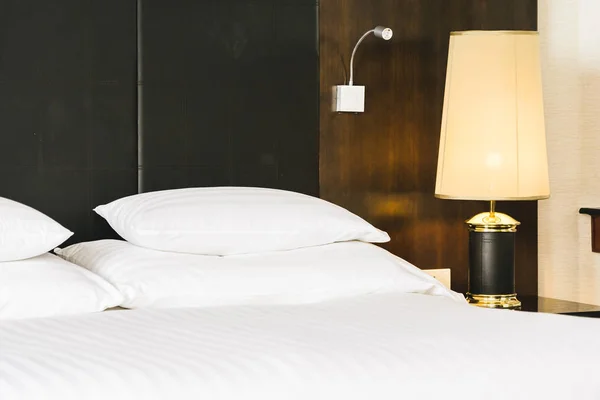 Belo luxo confortável travesseiro branco e cobertor na cama sagacidade — Fotografia de Stock