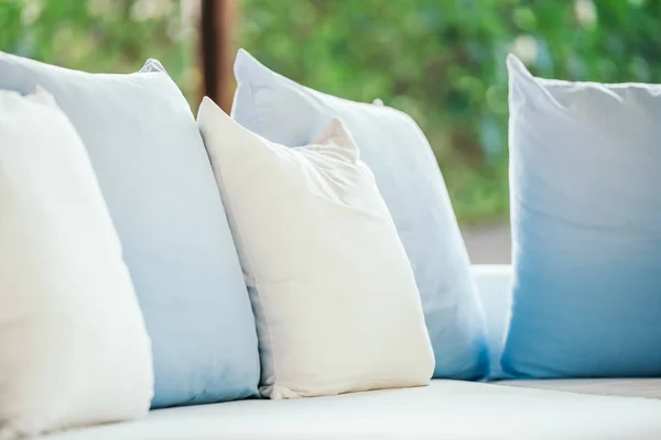 Роскошь удобная подушка на диване в гостиной — стоковое фото