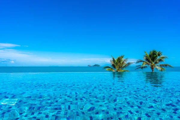 Deniz ile otel beldesinde güzel lüks açık yüzme havuzu 