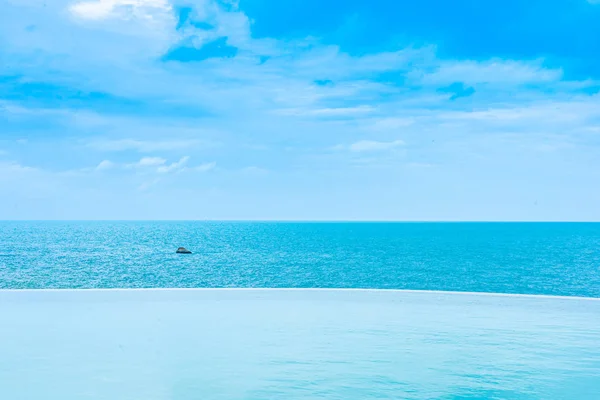 아름다운 야외 인피니티 수영장에서 호텔 리조트 와 se — 스톡 사진