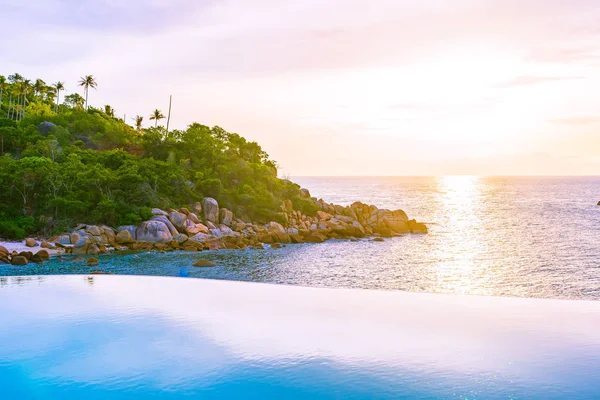 Bella piscina a sfioro all'aperto in hotel resort con se — Foto Stock