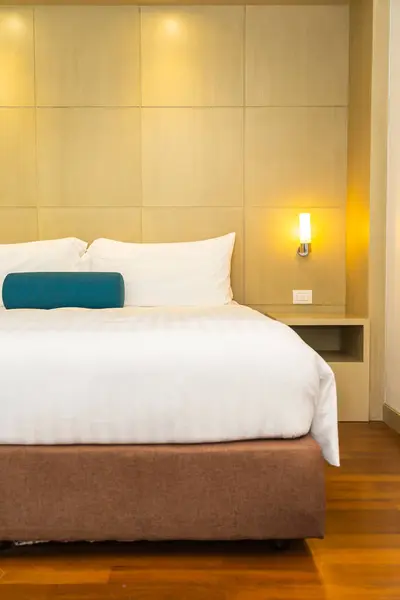 Almofada branca bonita e cobertor na cama decoração interior — Fotografia de Stock