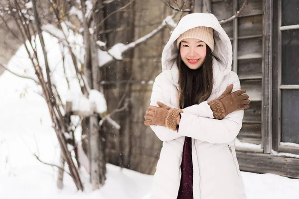 Vacker ung asiatisk kvinna ler glad för resa i snö win — Stockfoto