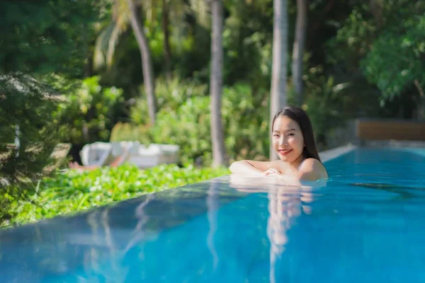 Porträt schöne junge asiatische Frau glücklich lächeln in Schwimmbad poo — Stockfoto