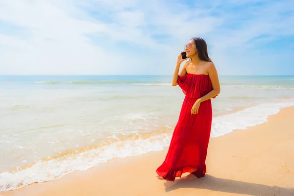 Portrait beautiful young asian woman using cellphone or mobile p — Stock Photo, Image