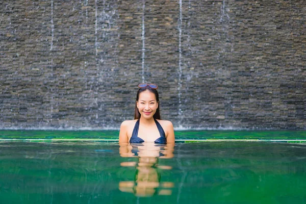 Портрет красивая молодая азиатская женщина в бассейне вокруг горячей — стоковое фото