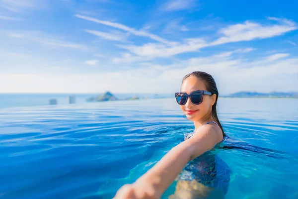 Retrato bonito jovem asiático mulher sorriso feliz relaxar em torno de sw — Fotografia de Stock