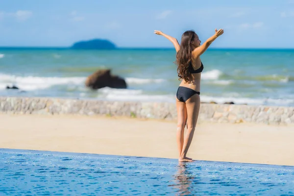 Portré szép fiatal ázsiai nő hord bikini körül úszás — Stock Fotó