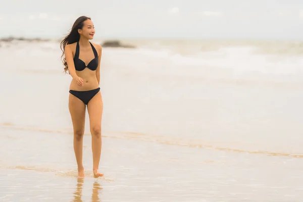 Retrato hermosa joven mujer asiática usar bikini en la playa se — Foto de Stock