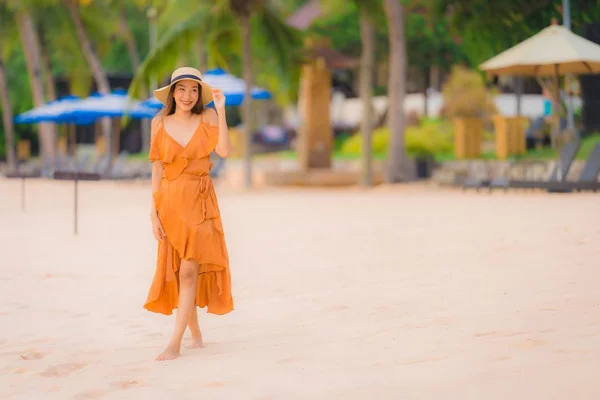 Portret mooie jonge Aziatische vrouw Happy Smile Relax op de be — Stockfoto