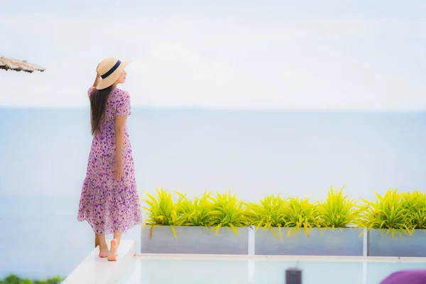 Portrait beautiful young asian woman looking at sea ocean with h — Stock Photo, Image