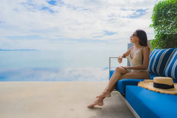 Portrait young asian woman relax smile happy around swimming poo — Stock Photo, Image