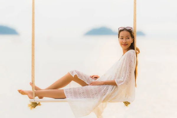 Retrato bonito jovem asiático mulher sentado no balanço ao redor — Fotografia de Stock