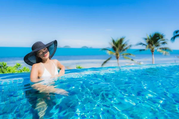 Portrait beautiful young asian woman relax in luxury outdoor swi — Stock Photo, Image