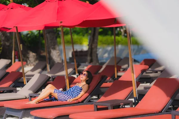 Portret jonge Aziatische vrouw glimlach gelukkig rond strand zee oceaan Wi — Stockfoto