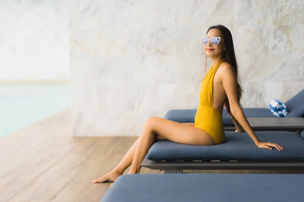 Retrato asiático hermosa mujer joven feliz sonrisa relajarse alrededor ou — Foto de Stock