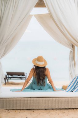 Güzel portre genç asyalı kadın mutlu gülümseme etrafında dinlenmek