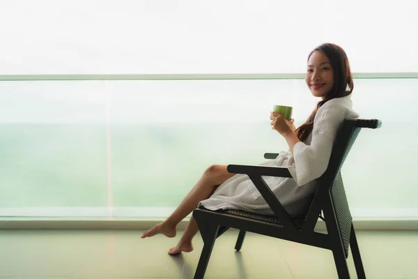 Schöne Porträt junge asiatische Frauen halten Kaffeetasse bei outdo — Stockfoto