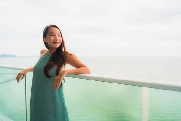 Gyönyörű portré fiatal ázsiai nő boldog mosoly pihenni Balcon — Stock Fotó