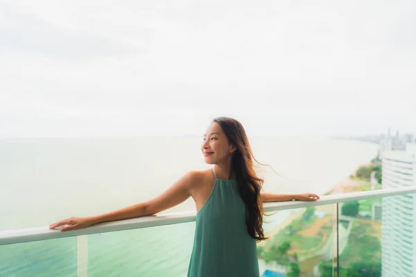 Красивий портрет молодої азіатки щаслива посмішка розслабляється на балконі — стокове фото