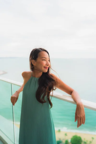 Krásná portrétní mladá asijská žena šťastný úsměv relaxační v balconu — Stock fotografie