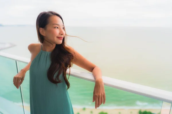 Retrato bonito jovem asiático mulher feliz sorriso relaxar no balcão — Fotografia de Stock