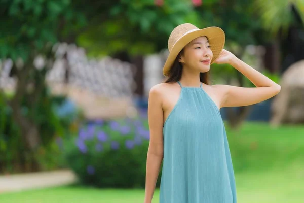 Hermoso retrato joven asiática mujer feliz sonrisa relajarse con caminar — Foto de Stock