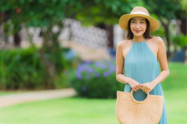 아름다운 초상화 젊은 아시아 여자 행복한 미소 와 산책 휴식 — 스톡 사진