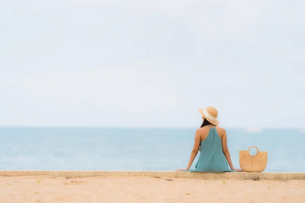 Retrato bonito jovem asiático mulheres feliz sorriso relaxar ao redor ser — Fotografia de Stock