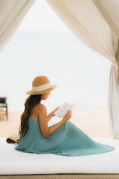 Портрет молодой женщины, читающей книгу на пляже — стоковое фото