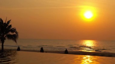 Güzel dalgalı denizin sakin görüntüleri.