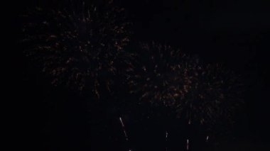 Gece gökyüzünde patlayan havai fişeklerin yakın çekim görüntüleri.