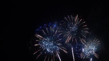 Gece gökyüzünde patlayan havai fişeklerin yakın çekim görüntüleri.