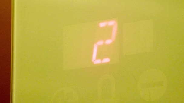 Images Rapprochées Des Numéros Plancher Changeant Dans Ascenseur Pendant Ascenseur — Video