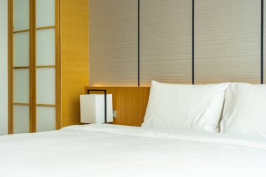 Güzel lüks rahat beyaz yastık ve battaniye yatakta