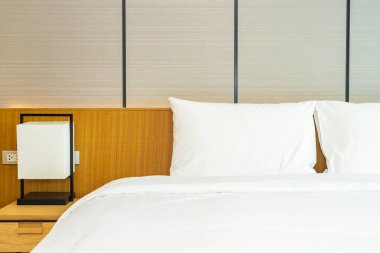 Güzel lüks rahat beyaz yastık ve battaniye yatakta