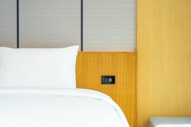 Güzel lüks rahat beyaz yastık ve battaniye yatakta