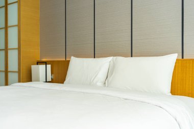 Güzel lüks rahat beyaz yastık ve battaniye yatakta