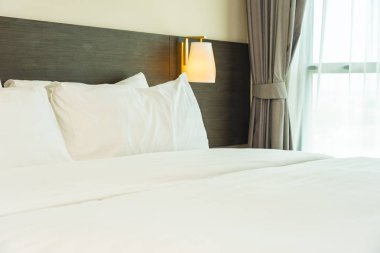 Güzel lüks rahat beyaz yastık ve battaniye yatakta