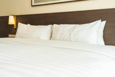 Güzel lüks rahat beyaz yastık ve battaniye yatakta