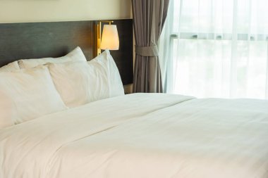 Güzel lüks rahat beyaz yastık ve battaniye yatakta