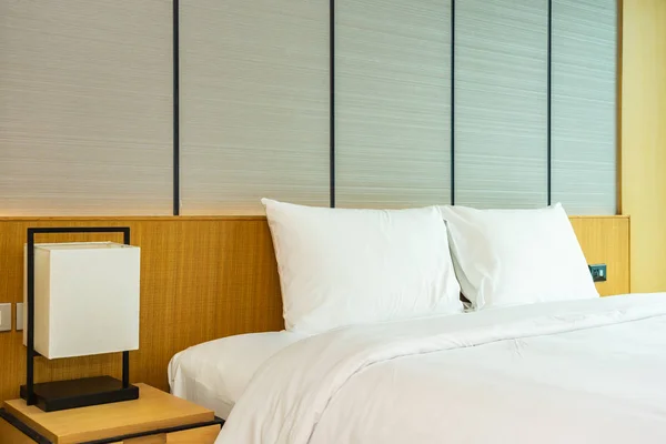 Schönes luxuriöses weißes Kissen und Decke auf dem Bett — Stockfoto