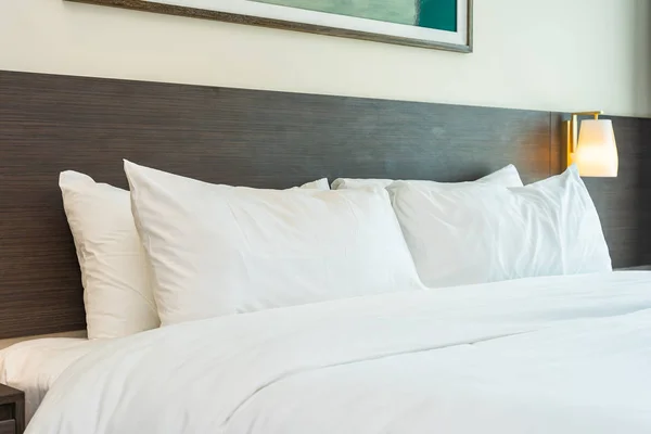 침대에 아름 다운 럭셔리 편안한 흰색 베개와 담요 — 스톡 사진