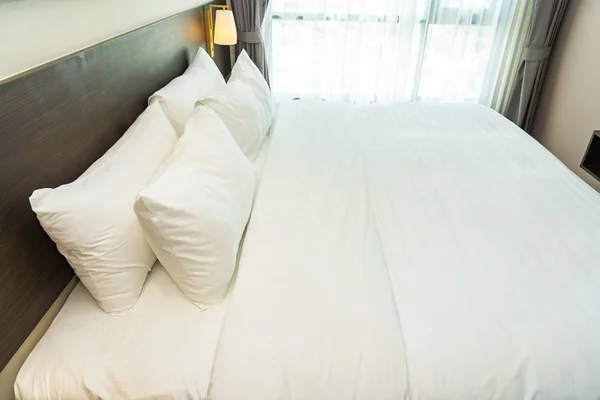 Красива розкішна зручна біла подушка і ковдра на ліжку — стокове фото