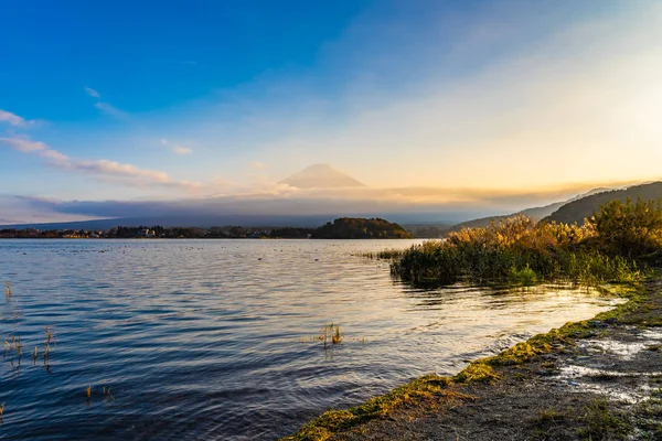 Dağ fuji ile akçaağaç yaprağı ağacın etrafında güzel manzara — Stok fotoğraf