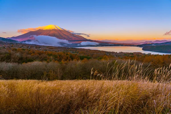 Bela montanha fuji em yamanakako ou lago yamanaka — Fotografia de Stock