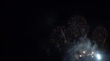Gece gökyüzünde patlayan havai fişeklerin yakın çekim görüntüleri.