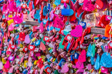 Seoul, Güney Kore 6 Aralık 2018: Seul Kulesi ile namsan dağda aşk anahtarıdır Kore landmark biri